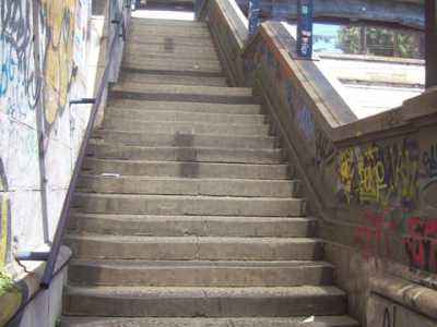 La lunga e ripida scala che collega corso Italia alla stazione vista dal basso